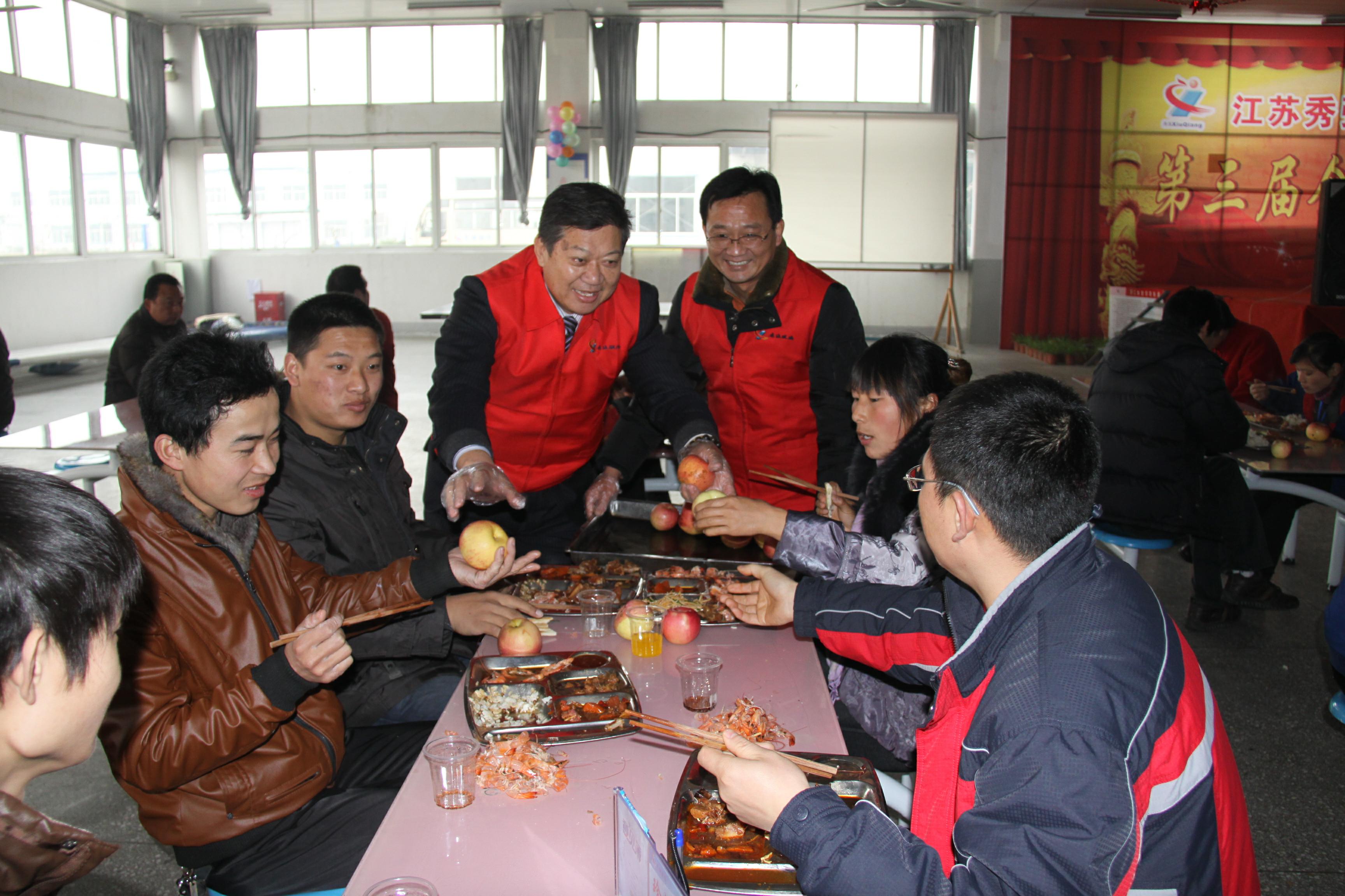2011年，全員大聚餐，盧總向員工發(fā)放水果_極光看圖.jpg