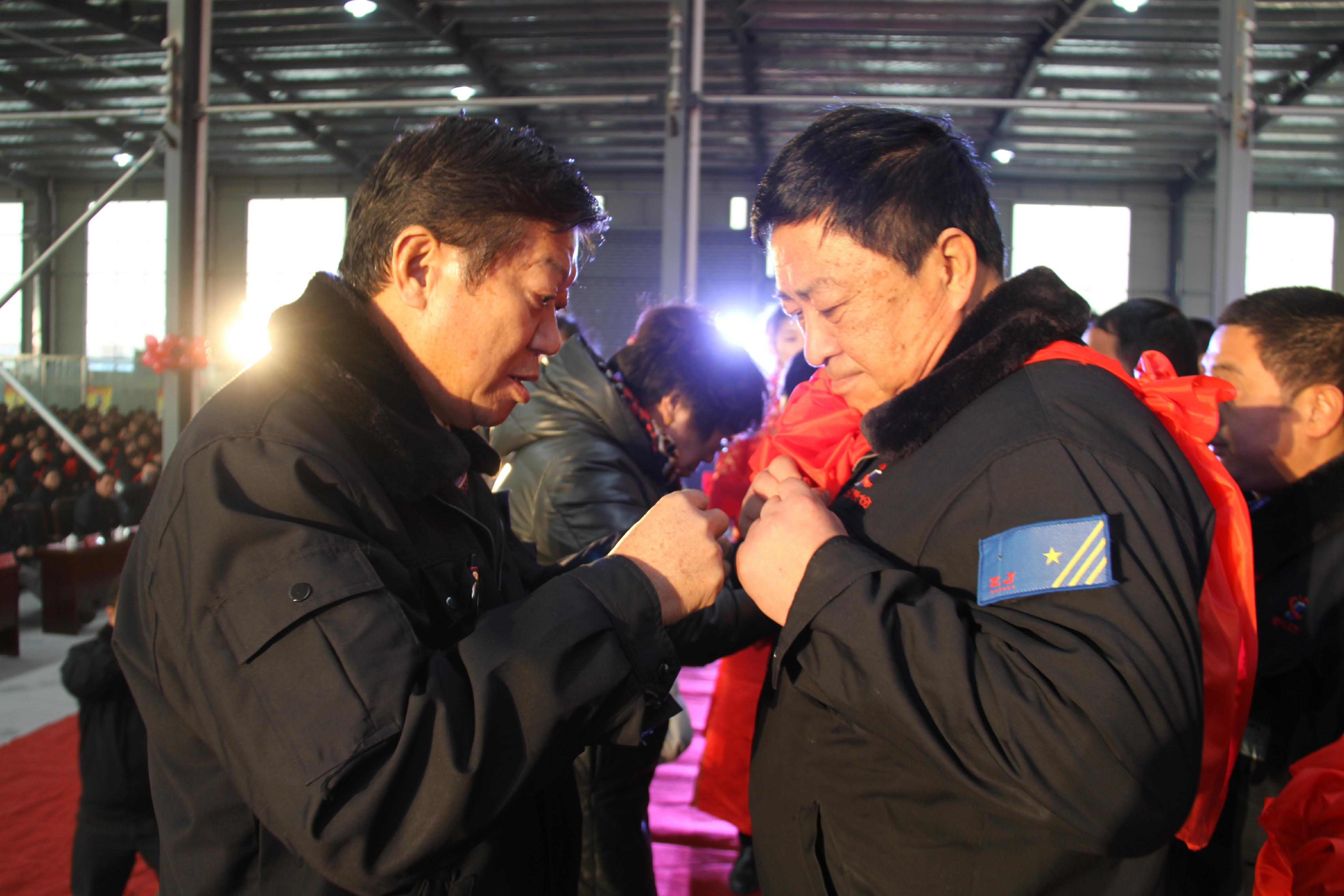 盧總為“秀強(qiáng)人”張振華戴胸章_極光看圖.jpg