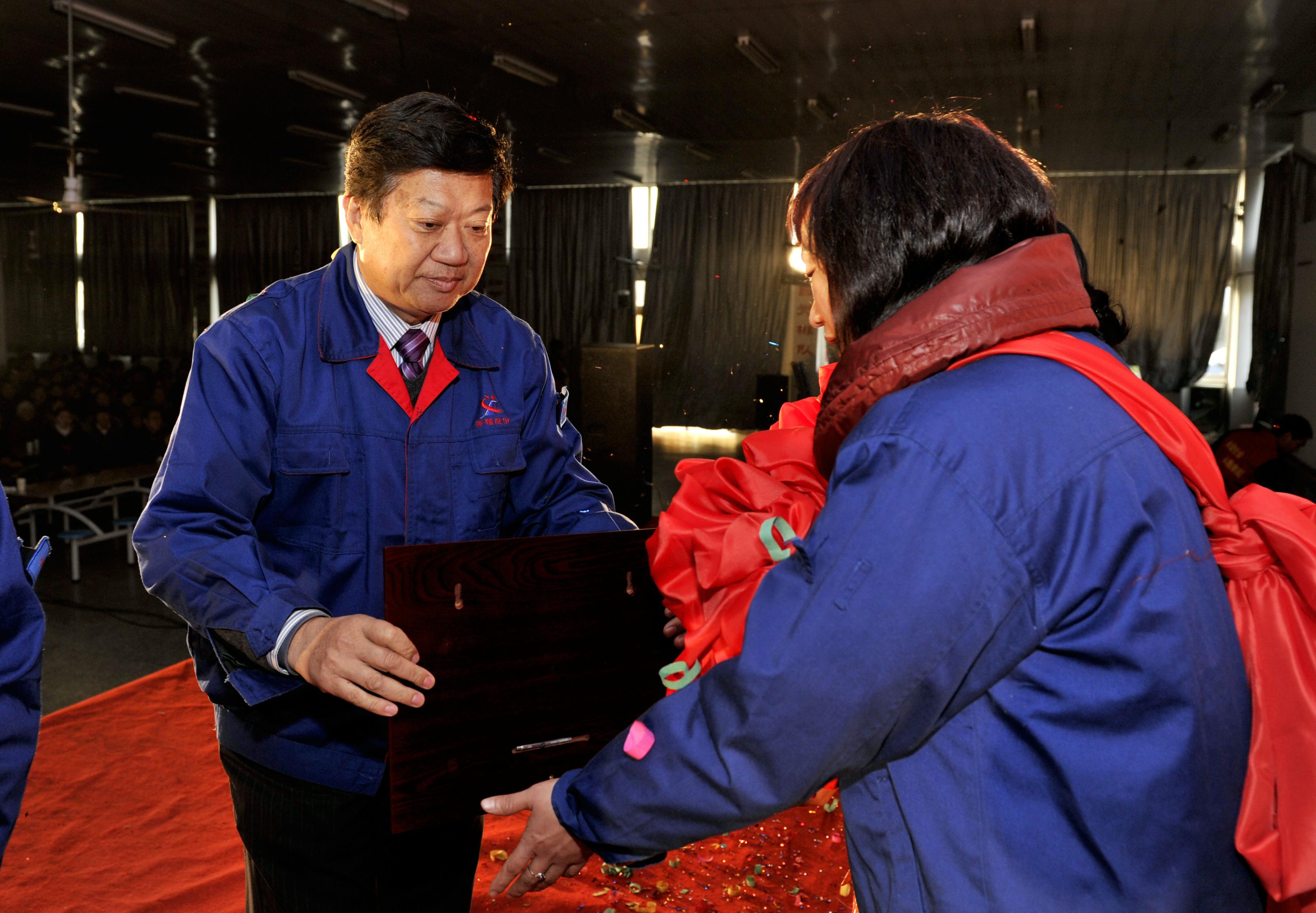 1.盧秀強(qiáng)為“十大好媳婦”頒發(fā)獎(jiǎng)牌_極光看圖.jpg