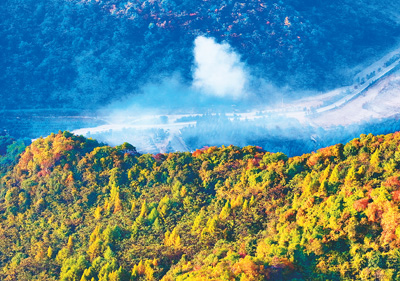近日，位于遼寧省本溪市本溪滿族自治縣東營坊鄉(xiāng)南營坊村的老邊溝景區(qū)在晨霧中美不勝收。李堅強攝（人民視覺）