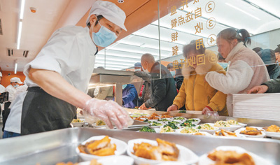 圖為市民在地鐵食堂檔口排隊買餐。史凌云攝（人民視覺）