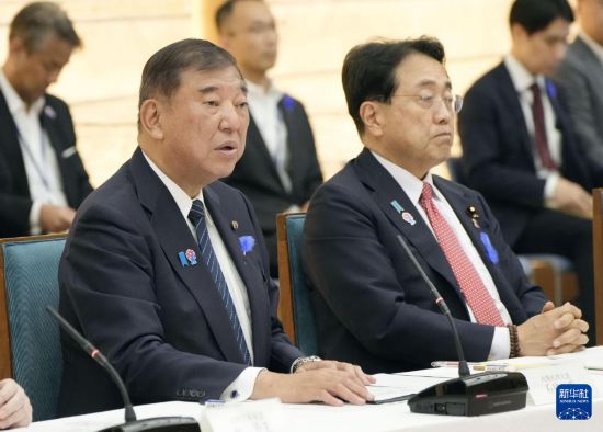 7月8日，在日本東京，日本首相石破茂（左）在綜合對策總部會議上發(fā)言。新華社/共同社