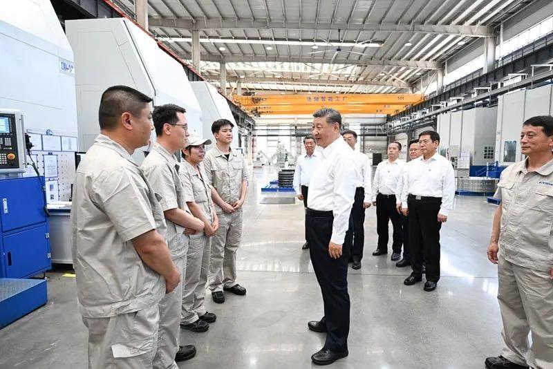 △2025年5月19日，習(xí)近平總書記在河南洛陽軸承集團(tuán)股份有限公司智能工廠考察時，同企業(yè)職工親切交流。