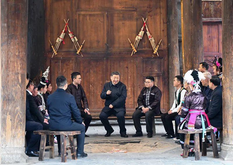△2025年3月17日，習(xí)近平總書記在貴州黔東南州黎平縣肇興侗寨考察時，同村干部和村民代表圍坐在火塘邊，共話鄉(xiāng)村全面振興。