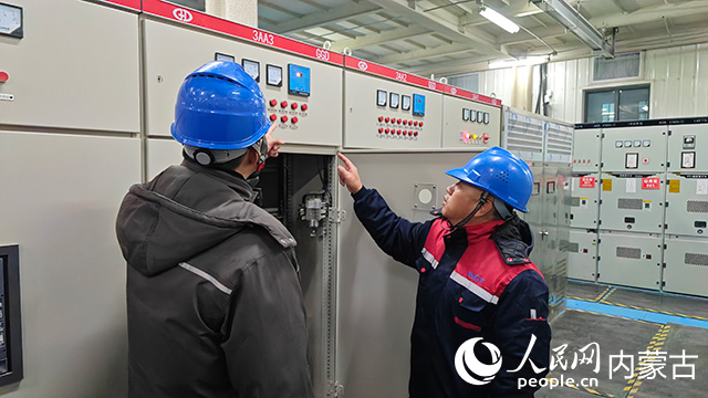 供電公司工作人員查看企業(yè)配電設(shè)施。人民網(wǎng)記者 張雪冬攝